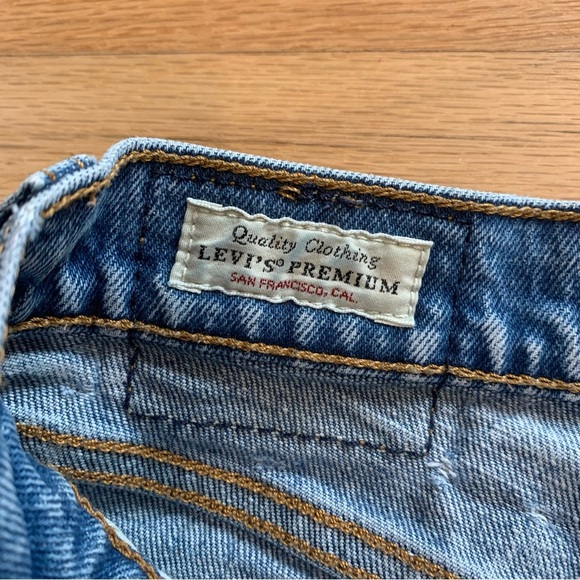 Women’s Levi’s Button Fly Ribcage Straight Leg Medium Wash Distressed Jeans 25 - Picture 6 of 14